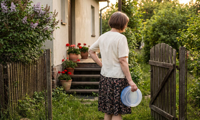 Mama po operacji leżała przy oknie, ja za parawanem obierałam jej gruszkę. Weszła siostra z mężem - nie zauważyli mnie i szeptem ustalali, że obiady wożą mamie "do zimy, aż przepisze dom, potem niech się Krysia martwi"