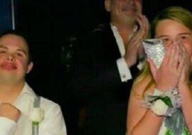 Zaprosiła na bal kolegę z zespołem downa, bo nikt nie chciał iść z nim. To, co stało się tuż przed imprezą, było dla niej zupełnym zaskoczeniem