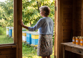Mąż odszedł jesienią, pasiekę zostawił - "i tak padnie bez mnie". Przezimowałam wszystkie sześć rodzin, wiosną kupiłam wirówkę. Na słoikach jest teraz etykieta: "Miód od Teresy". W maju przyjechał po swoje ule