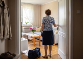 Byłam dwa tygodnie u siostry nad morzem. Kiedy wróciłam, w dużym pokoju stała nowa kanapa, a fotela i biblioteczki po mężu nie było - książki "poszły do skupu, mamo, i tak nie czytasz". Zięć powiedział, że zrobili mi "odnowienie", żebym się ucieszyła