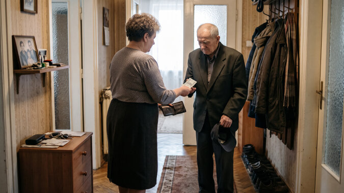 Tata od dwóch lat mieszka u siostry - "ma tam wszystko". Przed Wszystkimi Świętymi poprosił mnie po cichu o pięćdziesiąt złotych na znicze dla mamy. W samochodzie powiedział, że kartę do jego konta Iwona trzyma u siebie