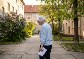Syn przez trzy lata powtarzał, żebym przepisała na niego mieszkanie. Mówił: "Po co ci te rachunki, ja się wszystkim zajmę". Przepisałam w kwietniu. W maju dostałam pismo od jego prawnika z terminem wyprowadzki