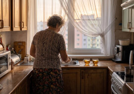 Mąż odszedł do młodszej dziewiętnaście lat temu. W środę zadzwonił jego brat: młodsza wyjechała do Anglii "na stałe", a on po operacji biodra sam nie da rady. Brat pyta, czy przyjmę go "na miesiąc, do rehabilitacji"