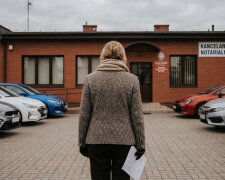 Mąż siostry zaproponował, że pomoże mi sprzedać działkę po rodzicach. Ale kwota, która trafiła na moje konto, była o połowę mniejsza niż ta z umowy