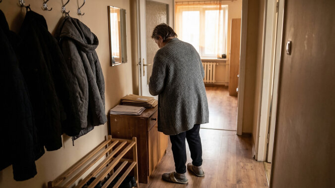 Syn założył firmę na mój adres. Mówił, że to nic nie zmienia, formalność. Po dwóch latach firma zbankrutowała. Teraz pod moje drzwi przychodzi komornik, a sąsiedzi myślą, że to ja mam długi