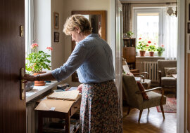 Na wigilii, przy dwunastu osobach, siostra podniosła toast "za spokój, bo sprawa mieszkania mamy wreszcie załatwiona". Zapytałam, jaka sprawa. Zrobiło się cicho. Mama nie podniosła głowy znad talerza