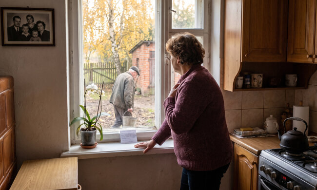 Brat zabrał tatę na październik do siebie na wieś - "na grzyby, tato, na świeże powietrze". W środę tata zadzwonił do mnie: czy mogę przyjechać, bo brat z bratową od soboty są w Turcji, a on sam karmi świnie i pilnuje kur