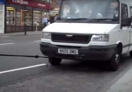 Dziewczyna za pomocą włosów zaciągnęła samochód na stację benzynową. Wideo