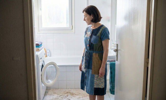 Mąż kupił nowy garnitur i powiedział, że na pogrzeb kolegi z pracy. Pogrzeb był w poniedziałek. W środę znalazłam garnitur w pralce - pachniał damskimi perfumami i miał na kołnierzu ślad od szminki