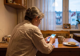 Mąż umarł we wtorek. W piątek jego telefon dostał wiadomość: "Kochanie, mam wynik - pozytywny"