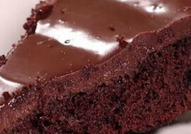 Wilgotne, soczyste i lekkie ciasto czekoladowe bez piekarnika w 10 minut
