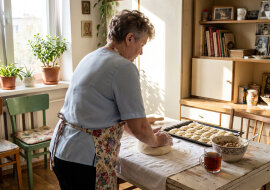 Synowa od lat powtarzała przy gościach, że moje pierogi to "kuchnia z poprzedniej epoki". Przed Wigilią pani ze sklepiku na rogu zapytała, czy zrobię na zamówienie, bo klienci pytają. Od stycznia robię sto pięćdziesiąt tygodniowo
