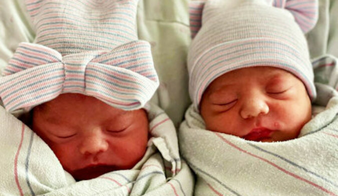 Niesamowity przypadek z bliźniakami: brat urodził się w 2021, a siostra w 2022