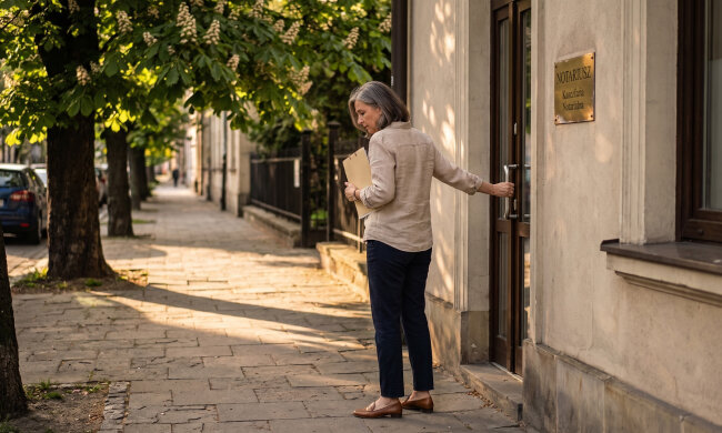 Ojciec przed śmiercią dał mi kopertę i powiedział, żebym otworzyła, kiedy siostra zacznie mówić o sprzedaży domu. Siostra wystawiła ogłoszenie w zeszłym tygodniu