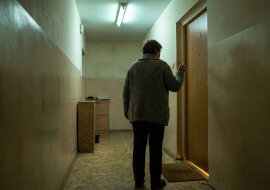 Pożyczyłam sąsiadce 2 tysiące na rachunki. Kiedy po dwóch miesiącach zapukałam do jej drzwi, otworzyła i powiedziała: "Jakie pieniądze? Nic mi nie pożyczałaś"