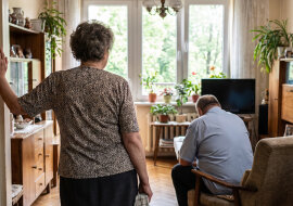 W aptece pani z naprzeciwka powiedziała, że mój mąż to wzór dziadka - co wtorek widzi go w parku na Mickiewicza, jak huśta małego na huśtawce. Zapytała, ile wnuk ma lat. Nasz syn mieszka w Gdańsku, sam, dzieci nie ma