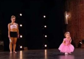 2-latka wychodzi na scenę z mamą. Jej niespodziewany występ zapiera dech w piersi całej publiczności