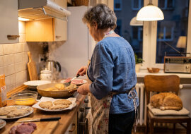 W piątek młoda sąsiadka płakała na klatce: catering odwołał wesele "z przyczyn losowych", szesnaście osób, sobota. Do rana smażyłyśmy z Wandą kotlety. Pan młody do dziś mówi do mnie "szefowo"