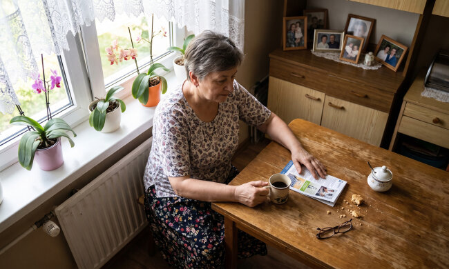 Pilnuję wnuków w każdy wtorek i czwartek, od przedszkola. W maju poprosiłam o jeden wolny czwartek w miesiącu - chciałam na basen z Grażyną. Córka spojrzała znad telefonu: "a co my niby zrobimy z dziećmi?"