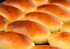 Tylko 5 minut. Jak zrobić pyszne i puszyste ciasto na rosyjskie pierogi i pierożki. Bez zaczynu z drożdży