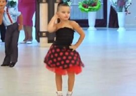 Dziewczynka wchodzi na parkiet podczas wesela i robi show, ale spójrz tylko co wyczynia chłopczyk tańczący za nią