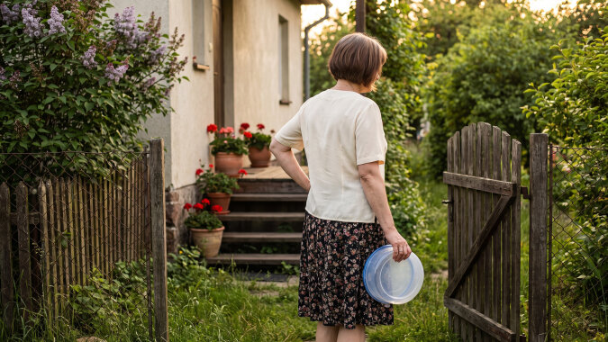 Mama po operacji leżała przy oknie, ja za parawanem obierałam jej gruszkę. Weszła siostra z mężem - nie zauważyli mnie i szeptem ustalali, że obiady wożą mamie "do zimy, aż przepisze dom, potem niech się Krysia martwi"
