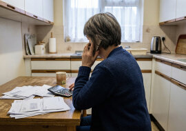 Wzięłam kredyt na remont mieszkania syna. Miał spłacać raty - płacił przez pół roku, potem przestał. Teraz bank dzwoni do mnie, a syn mówi, żebym się nie stresowała, bo "jakoś to będzie"