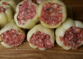 Niesamowicie smaczne nadziewane papryki w sosie pomidorowym