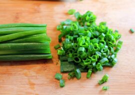 Szykujemy zieloną cebulę: bez suszenia i zamrażania