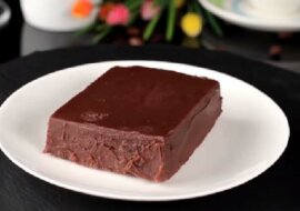 Jest tak pyszne, że goście będą błagać o przepis. Ekspresowe ciasto bez pieczenia ma tylko 2 składniki, a smakuje fenomenalnie