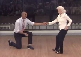 90-latka wchodzi na parkiet w swoje urodziny i szybko udowadnia, że wciąż ma w sobie to coś