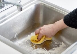 Po co sypać mąkę do zlewu? Sztuczka od gospodyń domowych