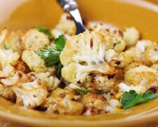 Kalafior z czosnkiem, parmezanem i ziołami w piekarniku
