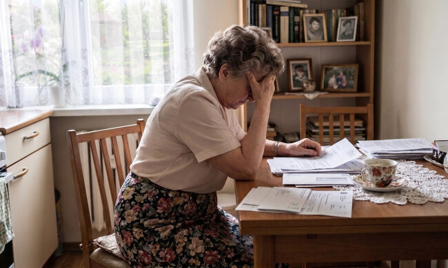 Mama przepisała dom na brata - powiedziała mi po wszystkim, we wtorek, kiedy rozpakowywałam jej zakupy: "nie gniewaj się, ty zawsze sobie radziłaś, a Andrzej ma dzieci". Radzę sobie: od rozwodu sama, w kawalerce