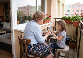 Synowa nie zostawia u mnie wnuczki na noc - "u babci przestarzałe metody". W czerwcu mała dostała anginy, a oni mieli wyjazd, nie było wyjścia. Tydzień inhalacji, rosołu i czytania do snu