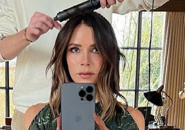 Jak zrobić fryzurę na Sylwestra w 5 minut? Victoria Beckham znalazła fryzurę, która pasuje do każdego