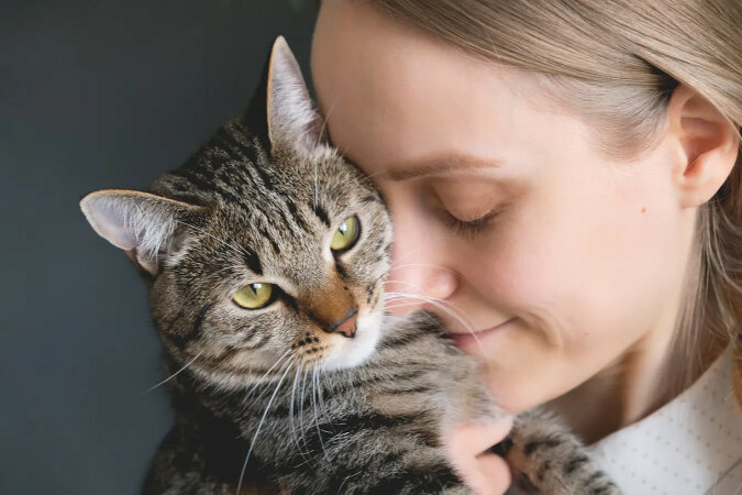 Kobieta uratowała kotkę, która całe życie spędziła w klatce. Oto jak ona dziękuje jej