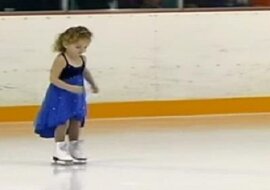 3-letnia dziewczynka ledwo utrzymuje się na łyżwach. Po chwili widownia zaniemówiła, widząc jej taniec