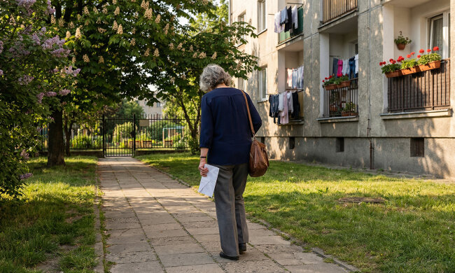 Matka dała mi przed śmiercią kopertę i powiedziała, żebym otworzyła ją, kiedy brat zacznie mówić o spadku. Brat zaczął mówić w dwa tygodnie po pogrzebie. Otworzyłam kopertę