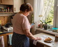 Na moje imieniny syn zaprosił rodzinę do pizzerii - "mamo, dziś ty jesteś gościem". Przy kasie synowej "nie działał blik", a syn zostawił portfel w aucie, więc zapłaciłam: sześćset czterdzieści złotych, "oddamy dziesiątego"