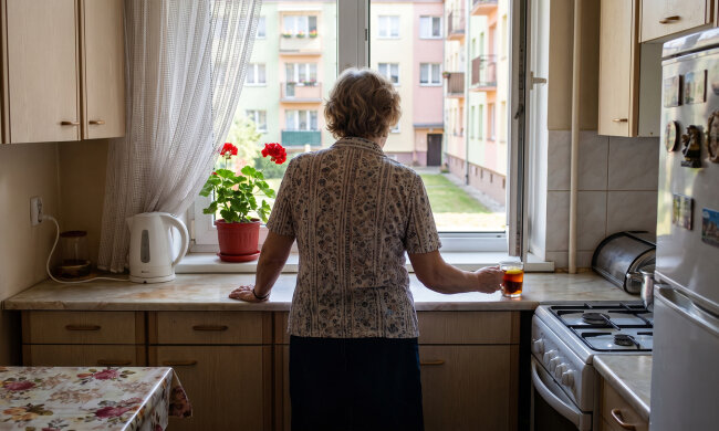 Sąsiadce z parteru, samotnej z dwójką, od zimy odbieram młodszego z przedszkola - pracuje do siedemnastej. Synowa powiedziała w niedzielę, że "obce dzieci mama niańczy, a na własne wnuki nie ma czasu"