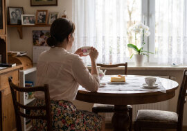 Na opiekunkę dla mamy składamy się we trójkę po pięćset, przelewem do brata - on "wszystko ogarnia". W czwartek pani Switłana przy herbacie westchnęła, że osiemset miesięcznie to dziś mało, ale mama miła