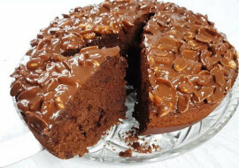 Czekoladowe ciasto z lukrem i orzechami. Soczyste i pyszne