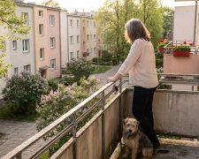 Mąż odszedł do młodszej, kiedy miałam pięćdziesiąt cztery lata. Zostawił mi kredyt i psa. Przez rok jadłam tylko zupki w proszku. Wczoraj dostałam klucze do kawalerki, którą kupiłam sama
