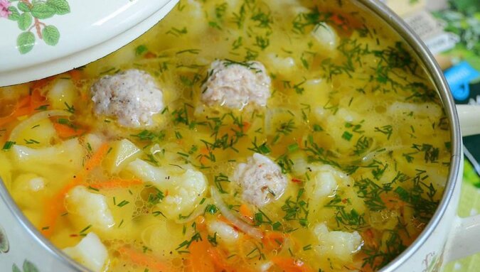 Zupa z pulpecikami i kalafiorem - wyjątkowo smaczna i aromatyczna