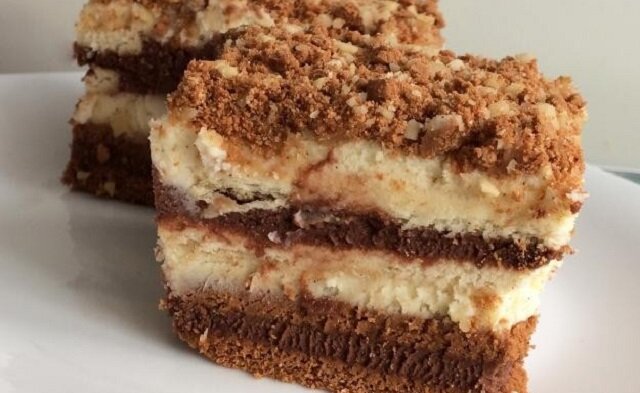Ciasto bez pieczenia z mascarpone. Ma delikatny serowy smak, przełamany wyraźnie nutą kakaową i waniliową