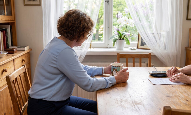 Mama mieszka u siostry; jej telefon odbiera zawsze Ulka - "mama śpi", "mama w łazience", "mama ma gości". W niedzielę zadzwoniłam z numeru koleżanki. Mama odebrała sama i zapytała, kto mówi, "bo Ulka powiedziała, że Marzena już nie dzwoni"