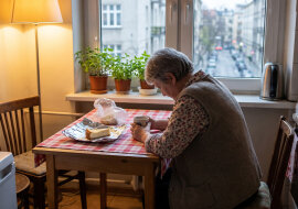 Mam sześćdziesiąt siedem lat i sprzątam klatki schodowe w dwóch blokach, żeby dokładać córce do przedszkola. Na imieninach szwagierka powiedziała, że to piękne, że mi się jeszcze chce. Córka nie powiedziała nic