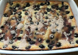 Przepis na zapiekankę z twarogu z jagodami. Delikatna i pyszna