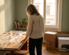 Dwadzieścia lat prowadziłam księgi w firmie męża bez pensji, bo "to rodzinne". Kiedy odszedł do młodszej, zabrał firmę, a mnie zostawił kredyt. Wczoraj podpisałam umowę najmu na własne biuro rachunkowe, dwie przecznice od jego firmy